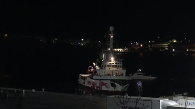 Open Arms, lo sbarco dei migranti