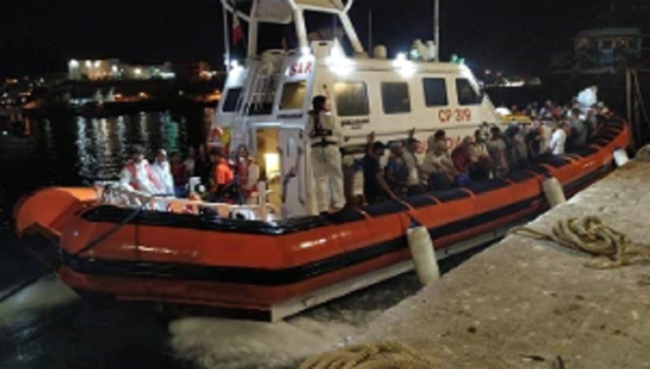 Lampedusa, due sbarchi nella notte: arrivati 99 migranti