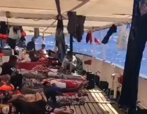 Open Arms, possibile svolta nel “braccio di ferro” tra Italia e Spagna: “Migranti accompagnati dalla Guardia Costiera”