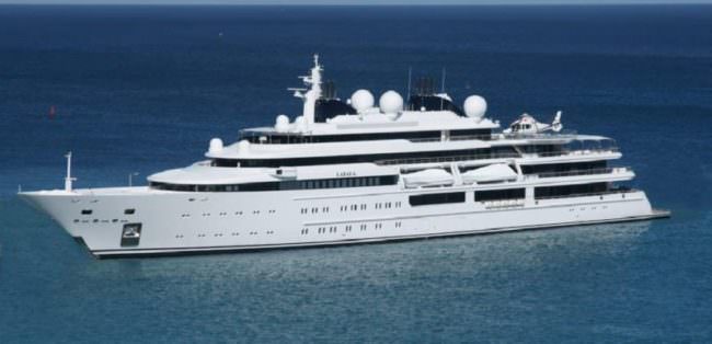 Siracusa, guarda che yacht! A Fontane Bianche c’è l’Emiro del Qatar, proprietario del Paris Saint Germain