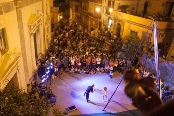 Giampilieri: tra concerti, performance di buskers, e street food ci si prepara alla “Notte della rinascita”