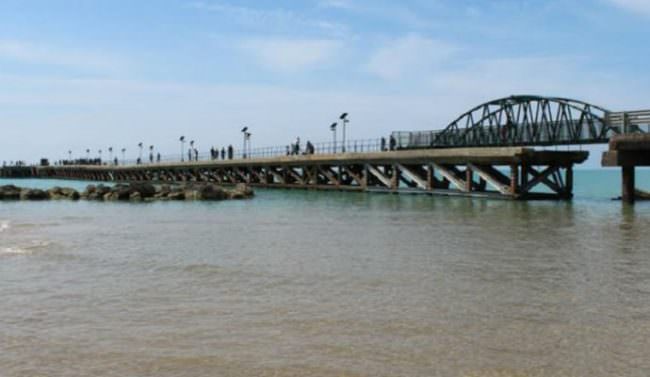 Si tuffa dal pontile sbarcatoio, bagnanti lo riportano a riva: 19enne lotta tra la vita e la morte