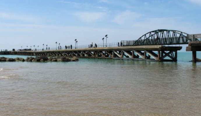 Si tuffa dal pontile sbarcatoio, bagnanti lo riportano a riva: 19enne lotta tra la vita e la morte