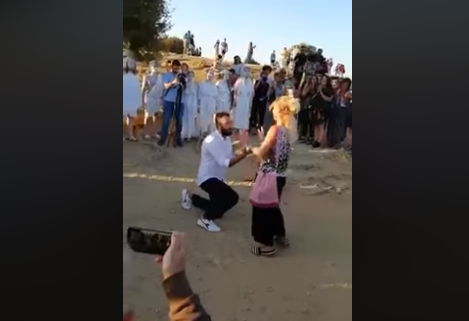 “Mi vuoi sposare?”, proposta di matrimonio nella Valle dei Templi: il video diventa virale