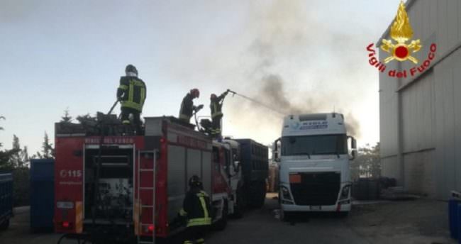 Rimorchio con rottami e rifiuti in fiamme alla Zona Industriale: intervento dei vigili del fuoco