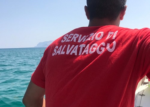 Tragedia in mare sfiorata, anziano spinto al largo dalle correnti: scattano le operazioni di salvataggio