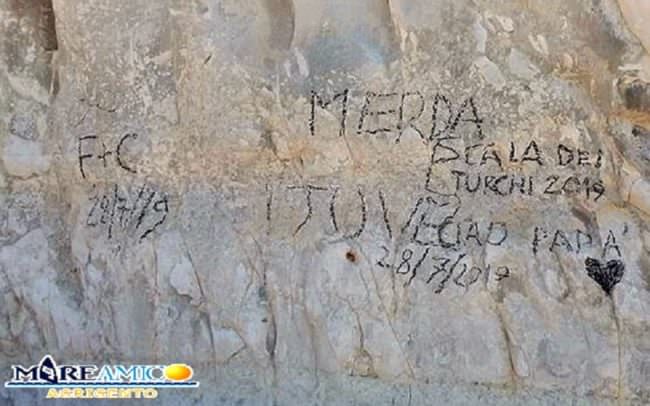 Le FOTO della Scala dei Turchi appena riaperta e già imbrattata. “Senza i necessari controlli nessuno rispetta le regole”