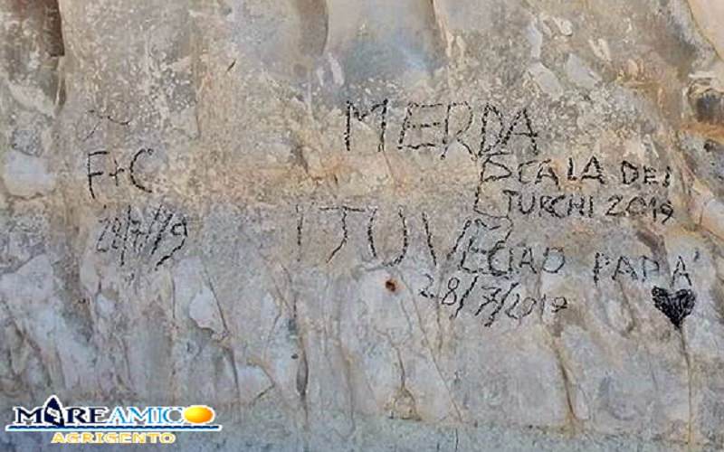 Le FOTO della Scala dei Turchi appena riaperta e già imbrattata. “Senza i necessari controlli nessuno rispetta le regole”