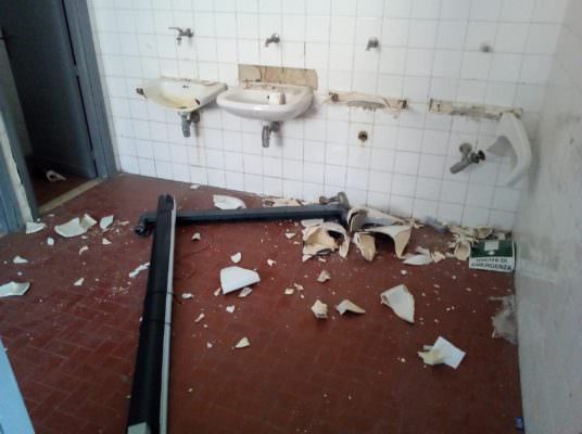 Distruggevano scuola per “combattere” la noia estiva: denunciati 5 minorenni