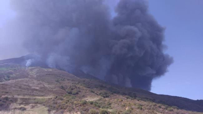 Lo Stromboli fa ancora paura: nuova esplosione, pioggia di lapilli e turisti in fuga dalle spiagge
