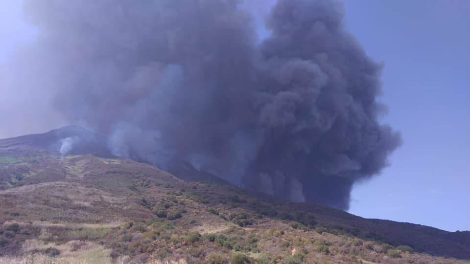 Lo Stromboli fa ancora paura: nuova esplosione, pioggia di lapilli e turisti in fuga dalle spiagge