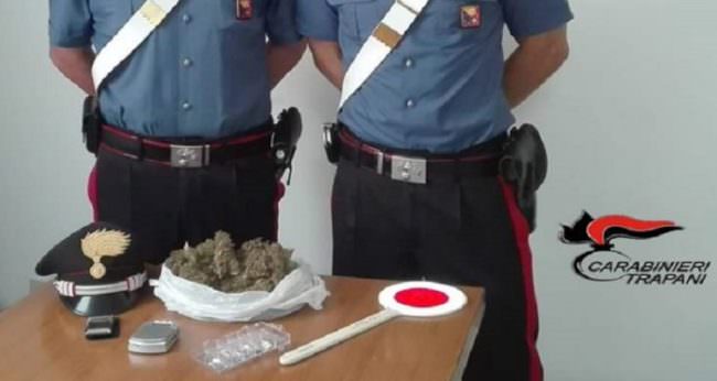 Cocaina e marijuana nascoste nel fasciatoio del neonato: arrestato 27enne, denunciata la moglie