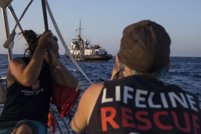 MIGRANTI, “ELEONORE” FORZA DIVIETO INGRESSO E SI DIRIGE A POZZALLO