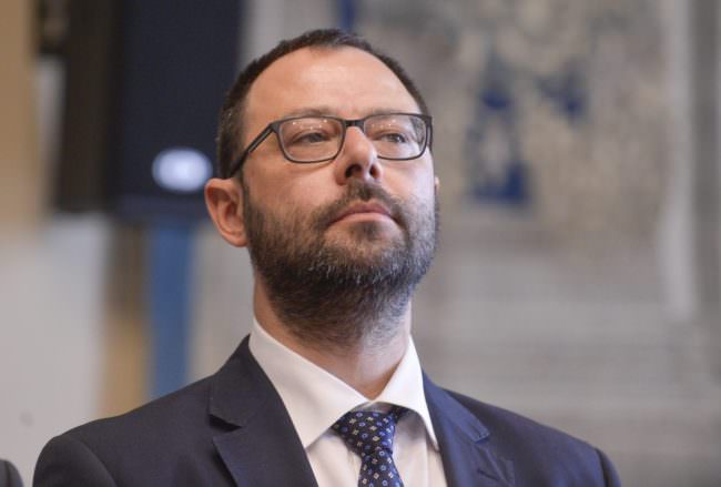 M5S “SE SU ROUSSEAU VINCE IL NO AL GOVERNO CONTE NE PRENDA ATTO”