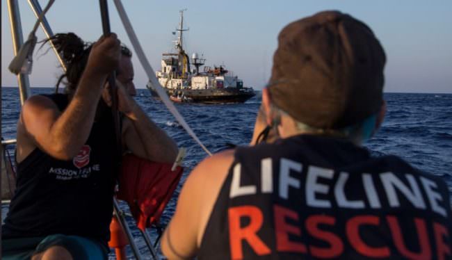 MIGRANTI, LA NAVE “ELEONORE” VERSO POZZALLO. SARA' SEQUESTRATA