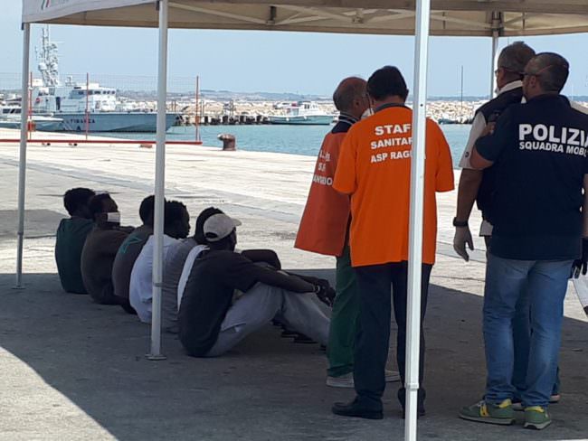 NAVE ELEONORE. 104 MIGRANTI SBARCATI A POZZALLO, DUE IN OSPEDALE