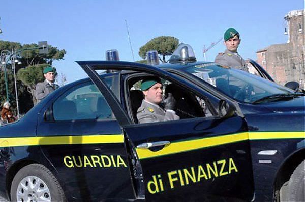 EVASIONE E TRUFFE ONLINE SU AUTO DI LUSSO, 20 INDAGATI E SEQUESTRI
