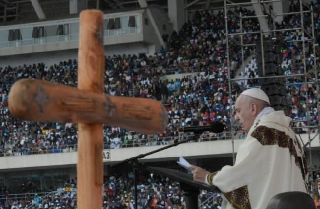 PAPA FRANCESCO “LOTTARE CORRUZIONE E CREARE OCCUPAZIONE”