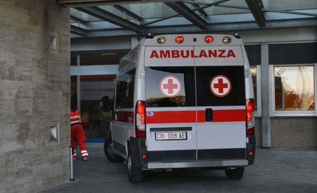 Sfonda il guardrail e vola giù dal ponte, gravissimo incidente nel pomeriggio: conducente in coma