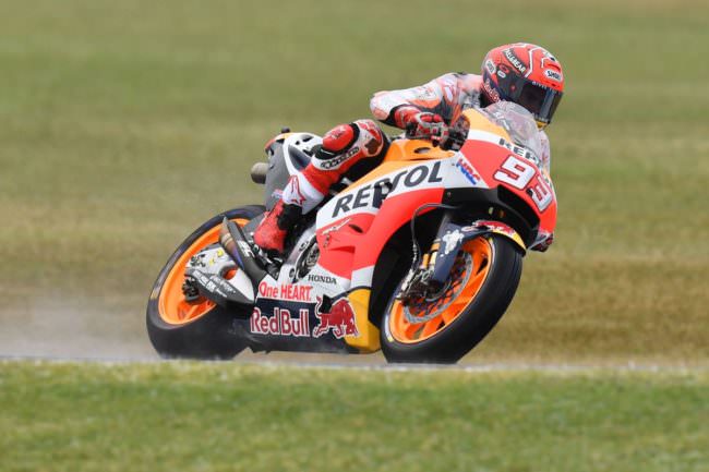 MARQUEZ SI PRENDE LA POLE AD ARAGON, ROSSI ACCIUFFA LA SECONDA FILA
