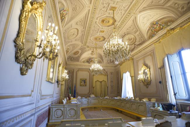 FINE VITA, CONSULTA “NON PUNIBILE CHI AGEVOLA LIBERO SUICIDIO”