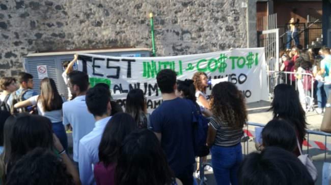 Test d’ingresso in medicina, caos a ‘Le Ciminiere’: striscioni nel piazzale antistante, studenti in protesta