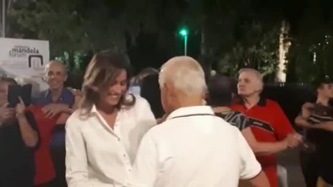 La Boschi balla con un  militante alla festa dell’Unità di Firenze