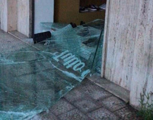 Furto con spaccata da Mickey Store, caccia agli autori. La rabbia del titolare: “Questa è la vita di chi è lavoratore”