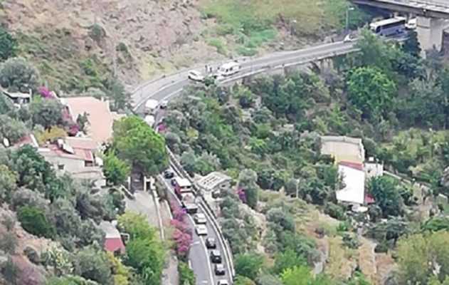 Schianto tra due auto all’ingresso di Taormina: un ferito e traffico in tilt