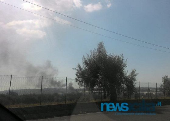 Incendio vicino Etnapolis, rifiuti prendono fuoco nella zona industriale di Valcorrente: vigili del fuoco sul posto