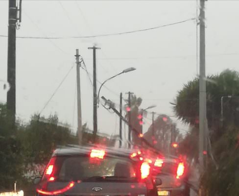 Catania, scatta l’emergenza maltempo su tutta la provincia: palo crolla sul litorale, auto impantanata