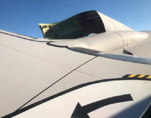 Paura al decollo: passeggeri vedono pezzi di motore volare e fiamme – VIDEO