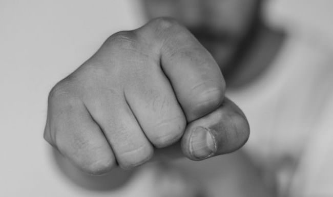 Rissa tra giovani al lungomare, “volano” schiaffi, pugni e calci: fuggi fuggi generale, forze dell’ordine sul posto