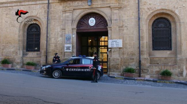 A bordo di un ciclomotore con due coltelli, fermato 25enne dell’Agrigentino