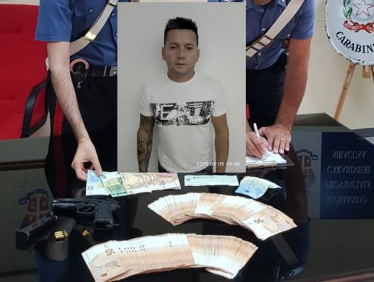 Nascondeva arma clandestina e 10.400 euro in casa: arrestato 45enne