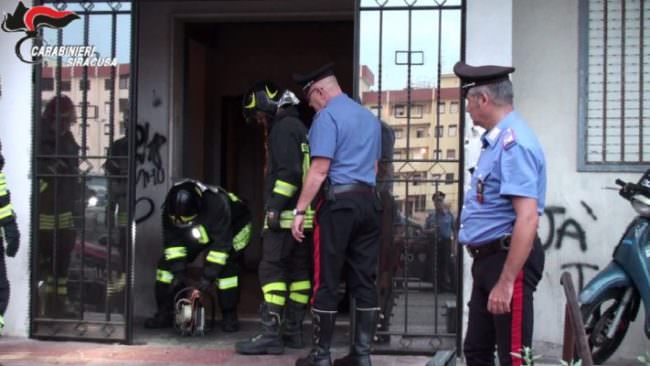 Blitz antidroga in quartiere popolare: rimossi cancelli abusivi per “proteggere” la piazza di spaccio