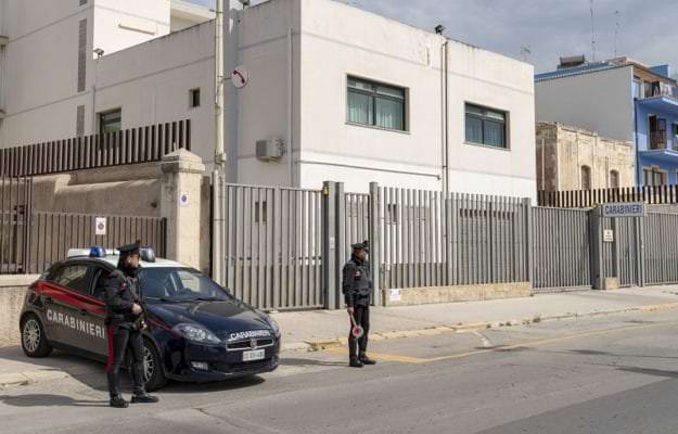 Si ferma all’Alt, dopo tenta la fuga colpendo carabiniere e danneggiando auto: arrestato 23enne Si ferma all’Alt, dopo tenta la fuga colpendo carabiniere e danneggiando auto: arrestato 23enne
