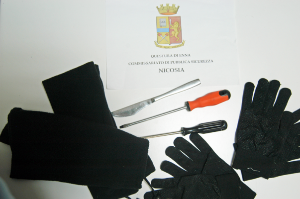 Guanti, coltello e materiale per lo scasso in auto: denunciati 3 pregiudicati catanesi