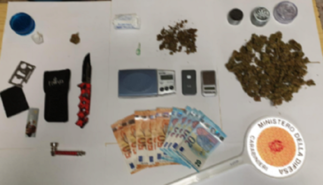 Droga, contanti e coltello a serramanico in auto: arrestato 19enne catanese