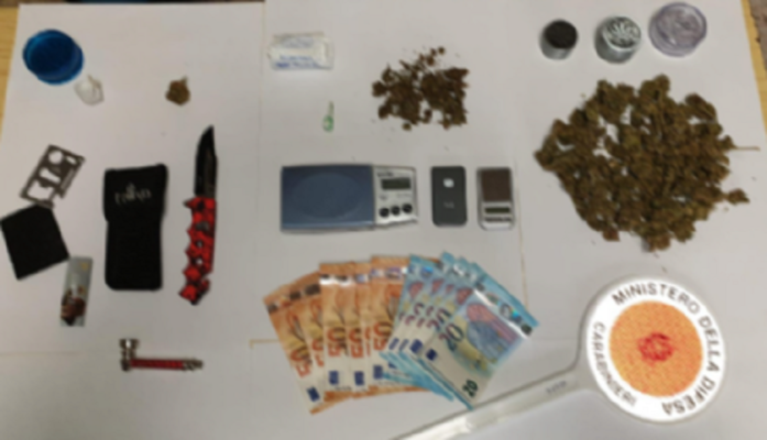 Droga, contanti e coltello a serramanico in auto: arrestato 19enne catanese