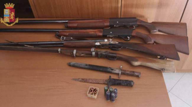 Deteneva 4 fucili e quasi 250 munizioni e cartucce: denunciato un 35enne