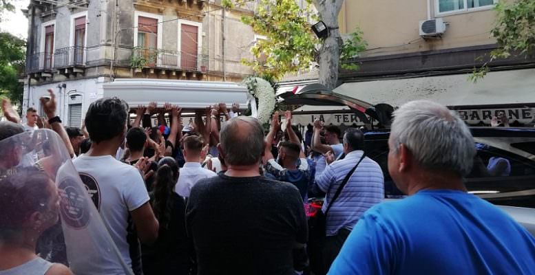 Catania, una folla riunita per l’ultimo saluto a Giuseppe Ferlito: bara bianca, applausi e tanta commozione