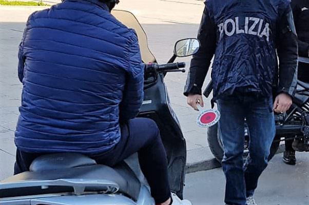 Minorenne gira per il centro di Catania con motorino rubato: fugge alla vista della polizia, volante danneggiata