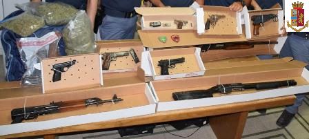 San Giovanni Galermo, scovato arsenale in un immobile: trovate anche armi da guerra e droga