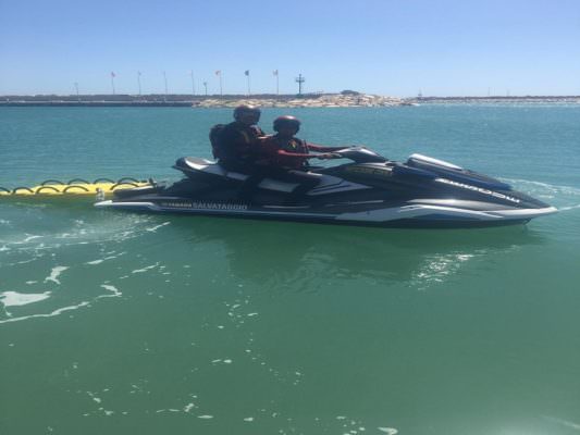 Paura in mare, surfista in difficoltà al largo: eroico salvataggio della Protezione Civile in moto d’acqua