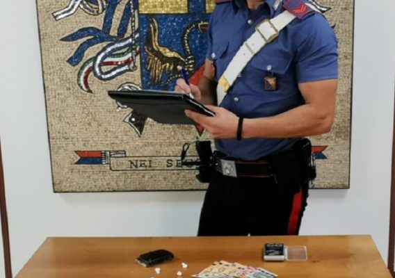Via vai sospetto dalla sua abitazione, giovane sorpreso a spacciare lancia droga dalla finestra: arrestato 28enne