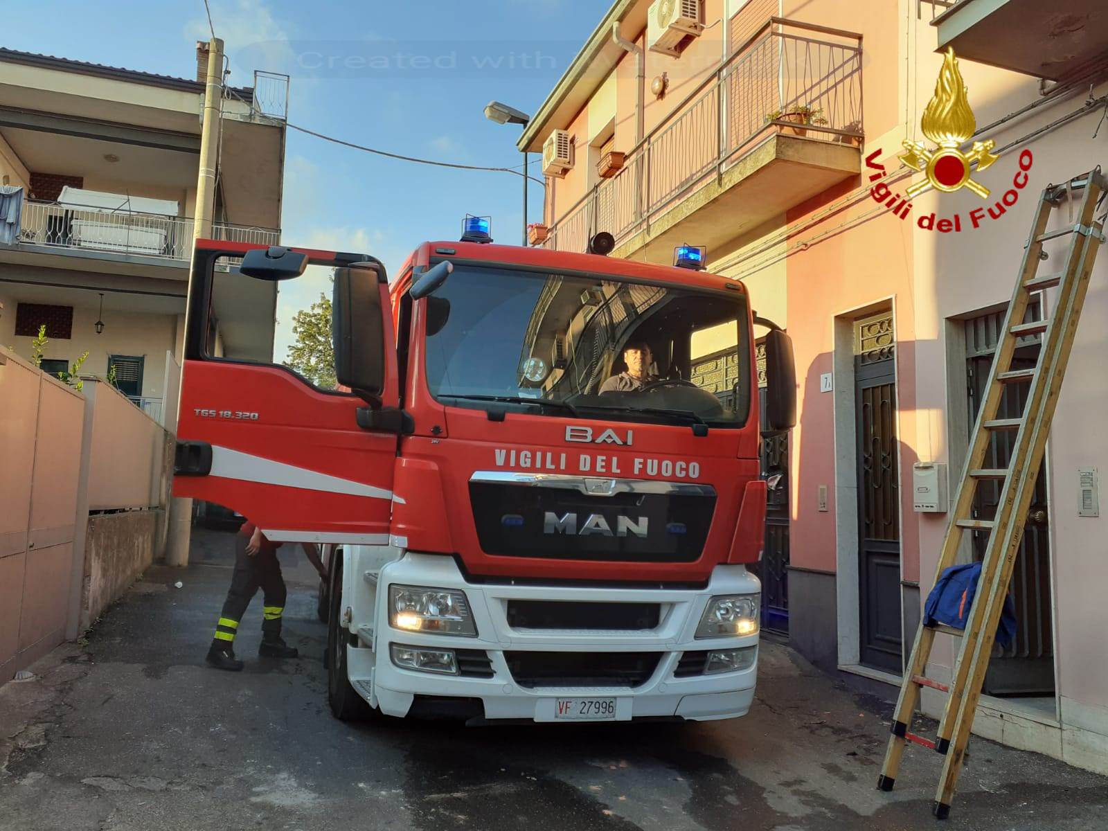 Domenica di paura nel Catanese, scoppia incendio in un garage: minacciata palazzina di 3 piani – FOTO