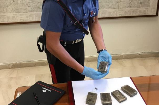 Fuggono all’alt dei carabinieri, in macchina nascondevano hashish: arrestati 2 corrieri