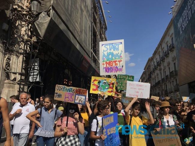 Frydays for Future e la splendida irriverenza dei catanesi in corteo contro il Global Warming