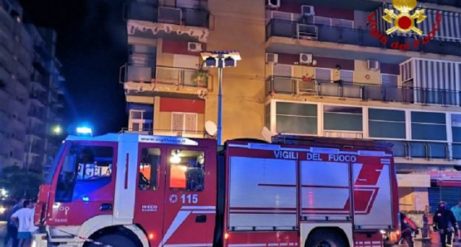 Panico nella notte, maestoso incendio divampa in un ristorante